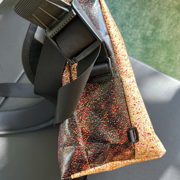 RAREFORM Manhattan Messenger Bag Unisex - Picture 4 of 14